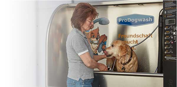 Hundewaschanlage Eberbach – Kundin duscht ihren Hund ab