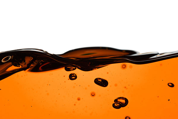 Heizöl Preis – rötlich gelbe Öl-Flüssigkeit