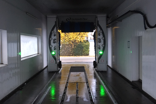 Autowaschanlage Eberbach Flatrate – Blick auf Einfahrt mit grüner Leuchte